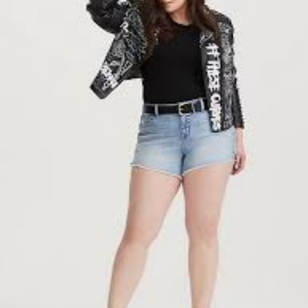 Edgy Torrid Grommet Denim Shorts Light Wash 24